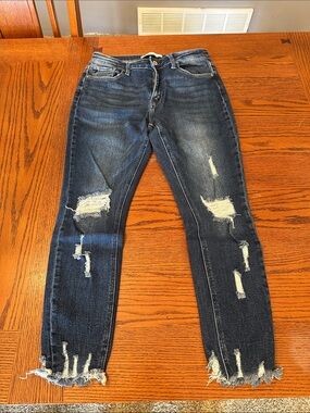 Women’s KanCan Distressed Skinny Jeans size 30 inseam measures about 26.5